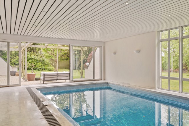 Een vrijstaande villa op ca. 2.287 m² met binnenzwembad! 2