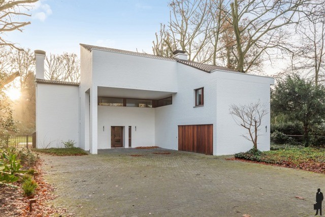 Een modernistische tijdloze gerenoveerde villa op 7.215 m² 21